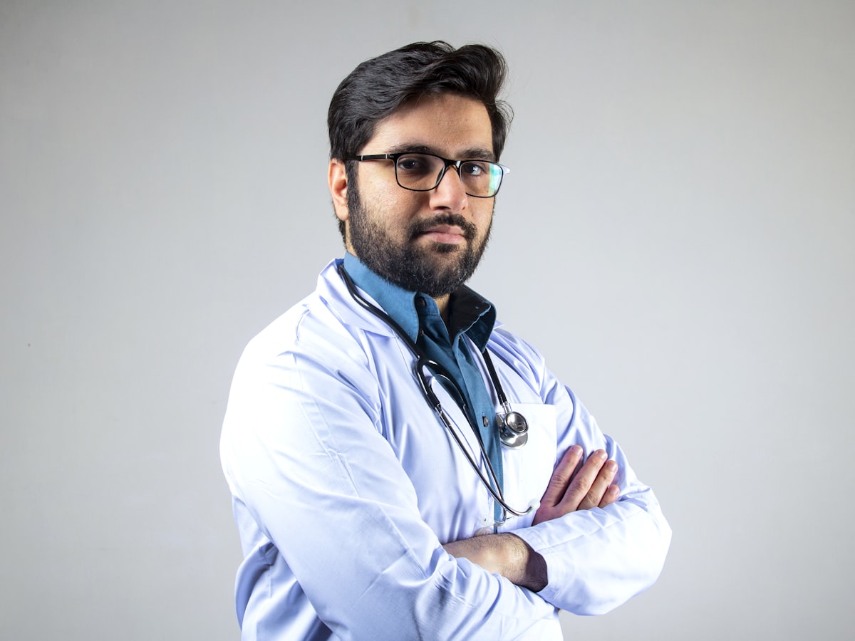 Médico acompanhando resultados da clínica