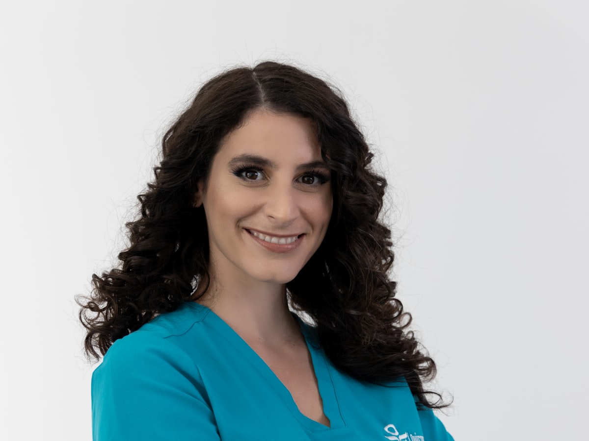 Médica usando IA para gestão de equipe